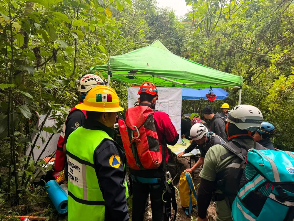 Permanece operativo de búsqueda en Gruta de Chichicazapa 04